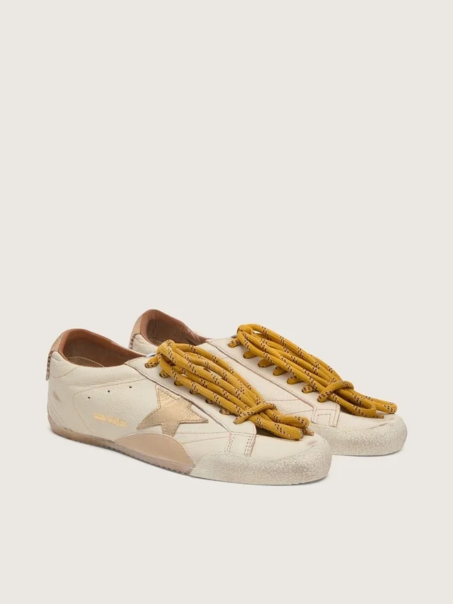 Zapatillas True-Star para mujer en piel napa blanca con estrella dorada y lengüeta del talón de ante beige
