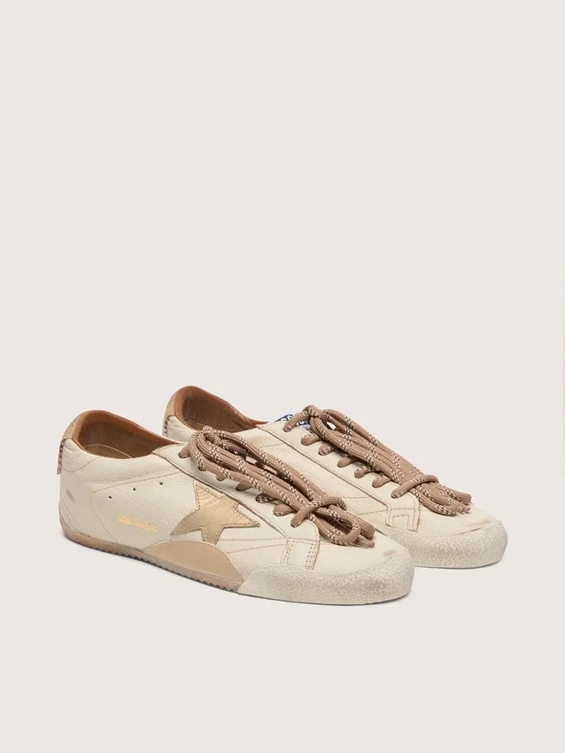 Zapatillas True-Star para mujer en piel napa blanca con estrella dorada y lengüeta del talón de ante beige