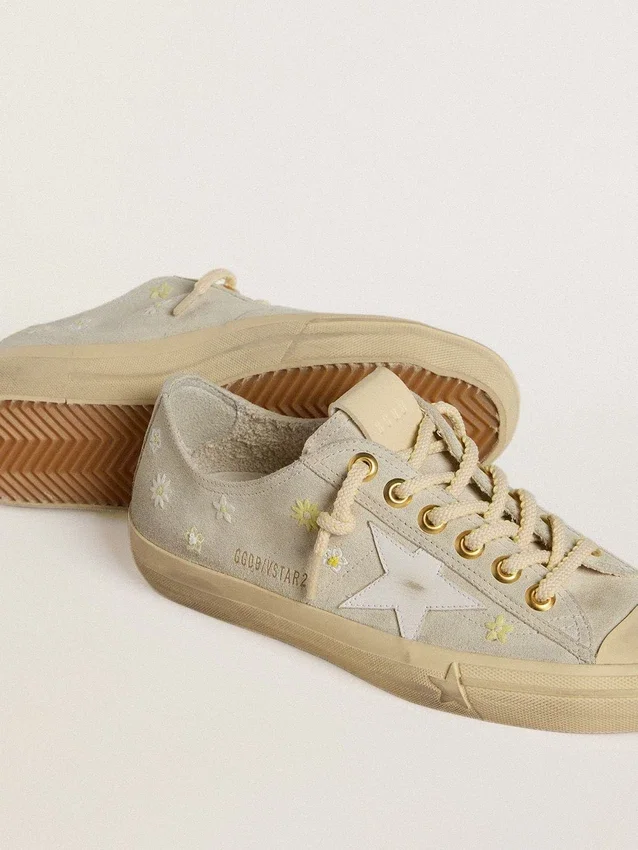 Zapatillas V-Star para mujer en ante gris hielo con estrella de piel blanca y bordado floral