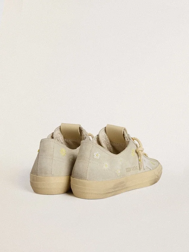 Zapatillas V-Star para mujer en ante gris hielo con estrella de piel blanca y bordado floral