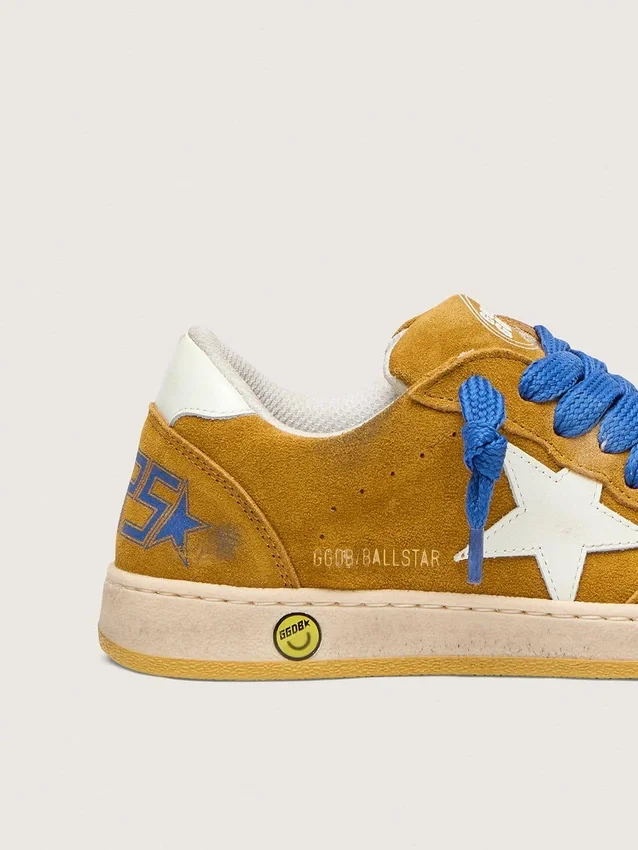 Zapatillas «Young Ball Star» en ante ocre con estrella y lengüeta en el talón de piel blanca brillante