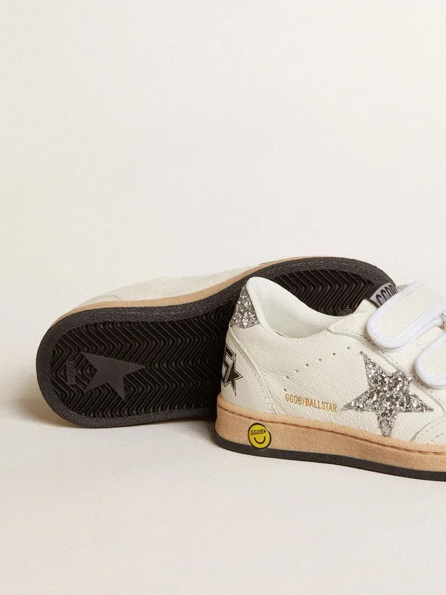 Zapatillas «Young Ball Star» en napa con estrella plateada brillante y lengüeta en el talón