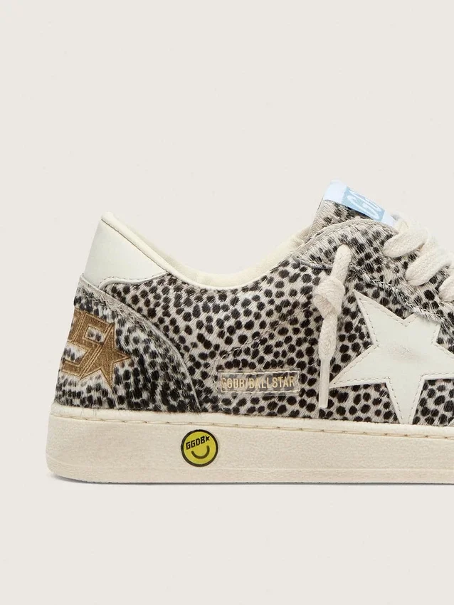 Zapatillas «Young Ball Star» en piel de potro con estampado de leopardo en blanco y negro y estrella de cuero color crema