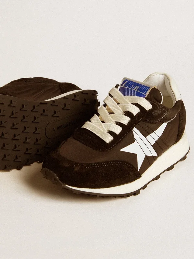 Zapatillas Young Marathon de nailon negro con estrella estampada y lengüeta de cuero en el talón