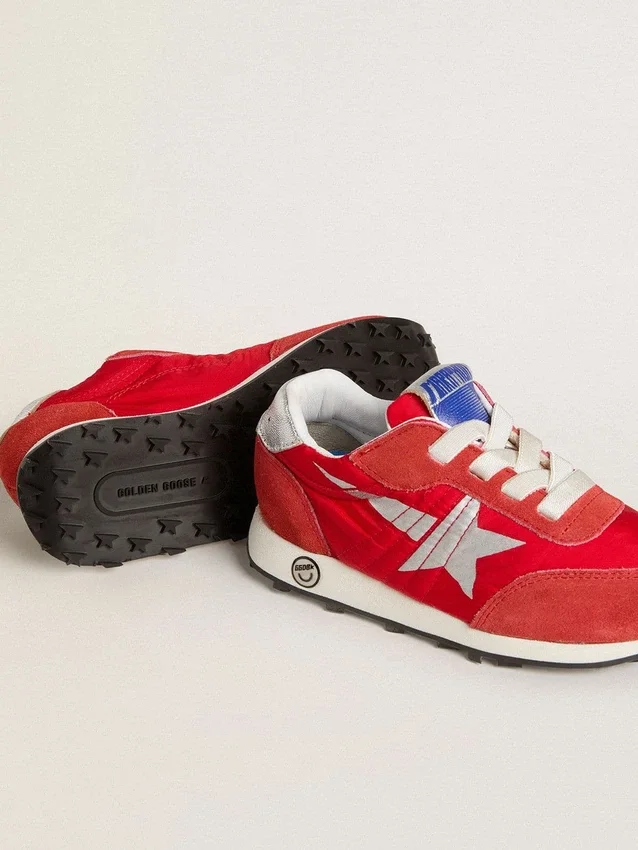 Marathon Junior en nailon rojo con estrella estampada y lengüeta de cuero en el talón