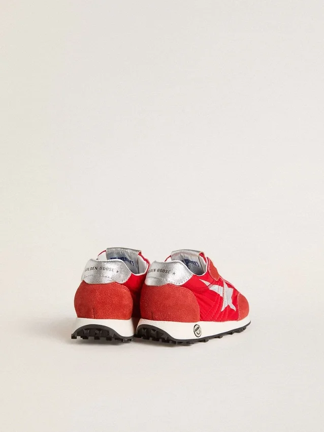 Marathon Junior en nailon rojo con estrella estampada y lengüeta de cuero en el talón