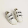 Zapatillas «Young Old School» de piel blanca con lengüeta en el talón y tiras con cristales Swarovski plateados