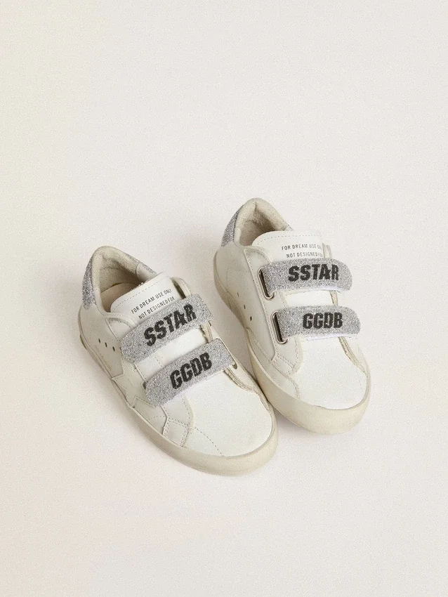 Zapatillas «Young Old School» de piel blanca con lengüeta en el talón y tiras con cristales Swarovski plateados