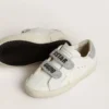 Zapatillas «Young Old School» de piel blanca con lengüeta en el talón y tiras con cristales Swarovski plateados