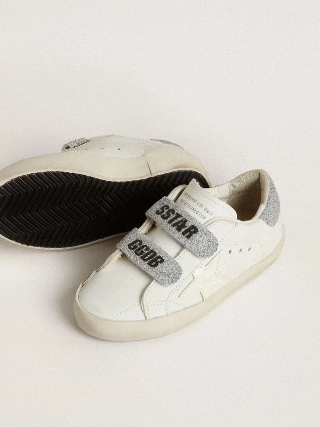 Zapatillas «Young Old School» de piel blanca con lengüeta en el talón y tiras con cristales Swarovski plateados