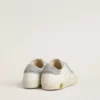 Zapatillas «Young Old School» de piel blanca con lengüeta en el talón y tiras con cristales Swarovski plateados