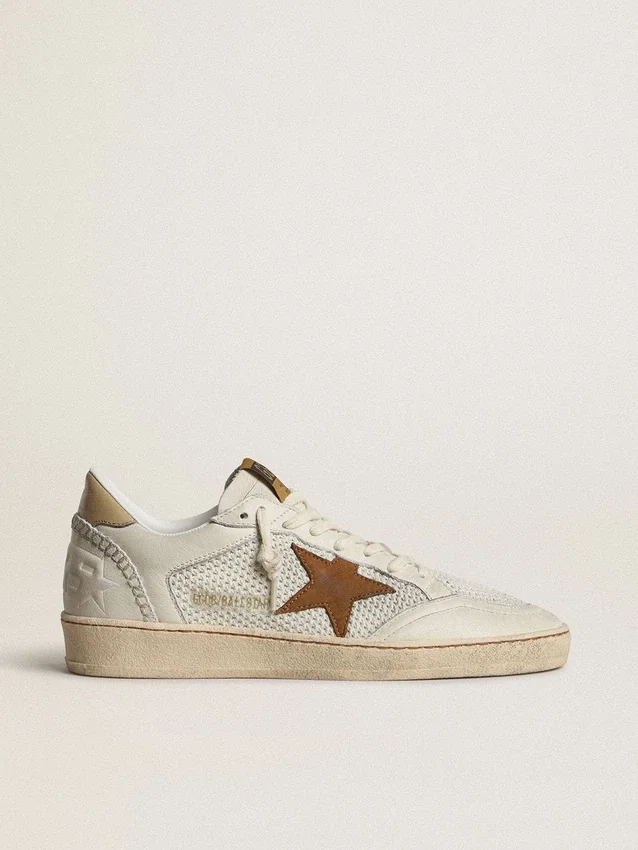 Zapatos Ball Star para mujer en napa blanca y malla, con estrella de nubuck color tabaco y lengüeta del tacón en color beige