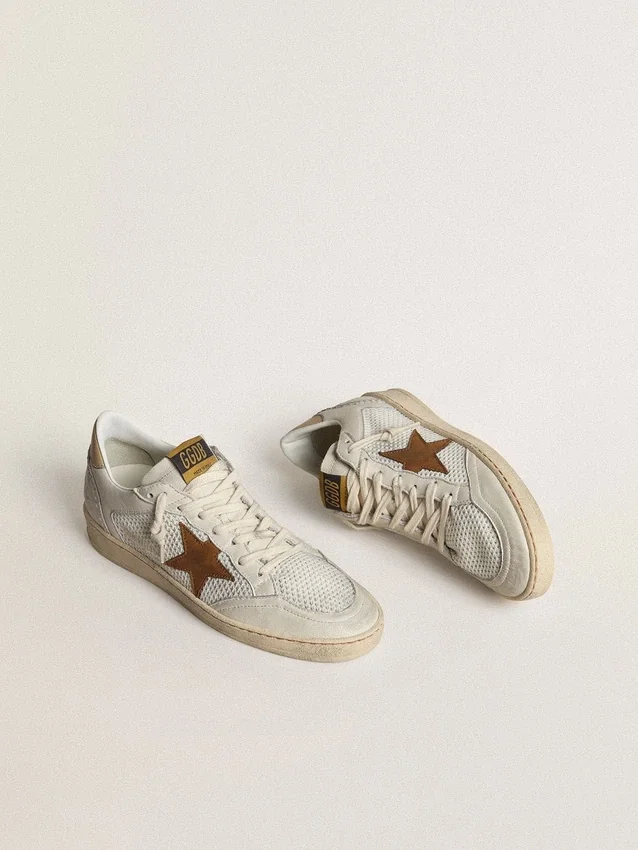 Zapatos Ball Star para mujer en napa blanca y malla, con estrella de nubuck color tabaco y lengüeta del tacón en color beige