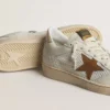 Zapatos Ball Star para mujer en napa blanca y malla, con estrella de nubuck color tabaco y lengüeta del tacón en color beige
