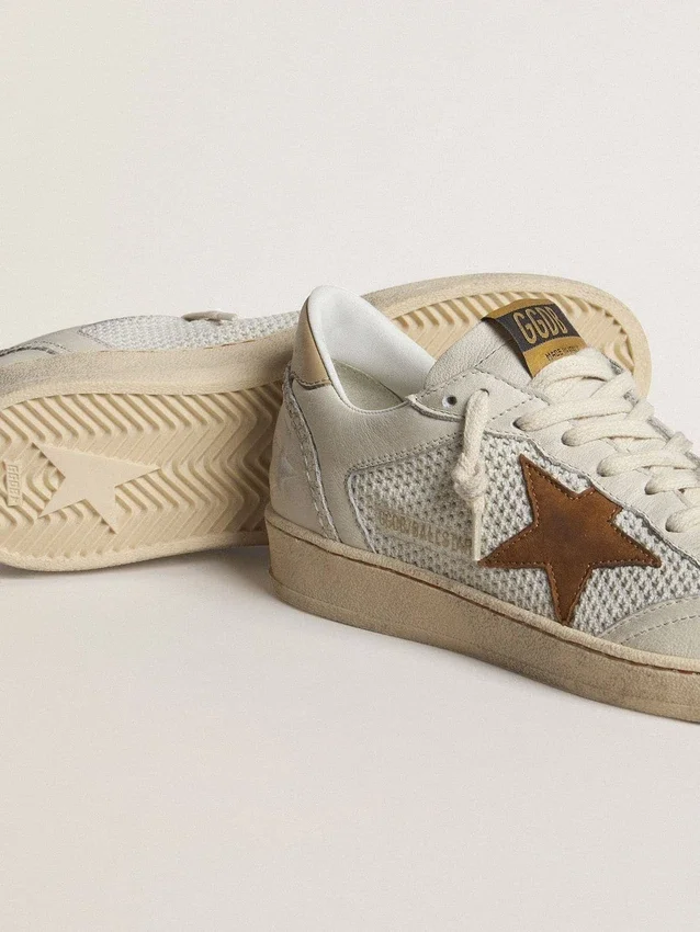 Zapatos Ball Star para mujer en napa blanca y malla, con estrella de nubuck color tabaco y lengüeta del tacón en color beige