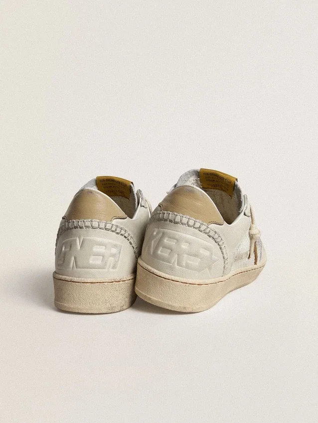 Zapatos Ball Star para mujer en napa blanca y malla, con estrella de nubuck color tabaco y lengüeta del tacón en color beige