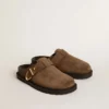 Zapatos Lucy para mujer en ante gris paloma con hebilla metálica dorada