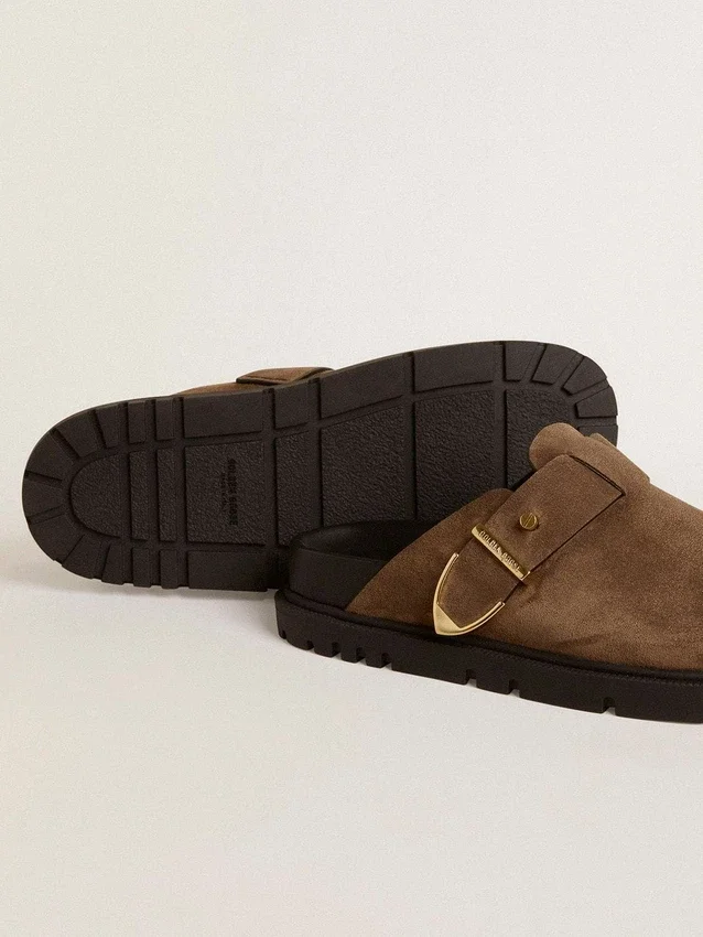 Zapatos Lucy para mujer en ante gris paloma con hebilla metálica dorada