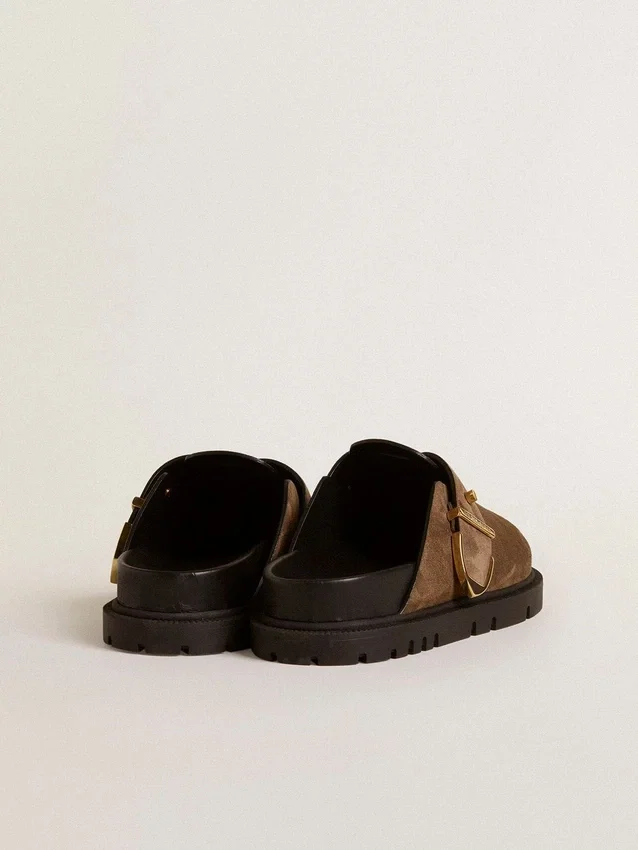 Zapatos Lucy para mujer en ante gris paloma con hebilla metálica dorada