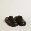 Zapatos Lucy para mujer en piel negra brillante con hebilla metálica dorada