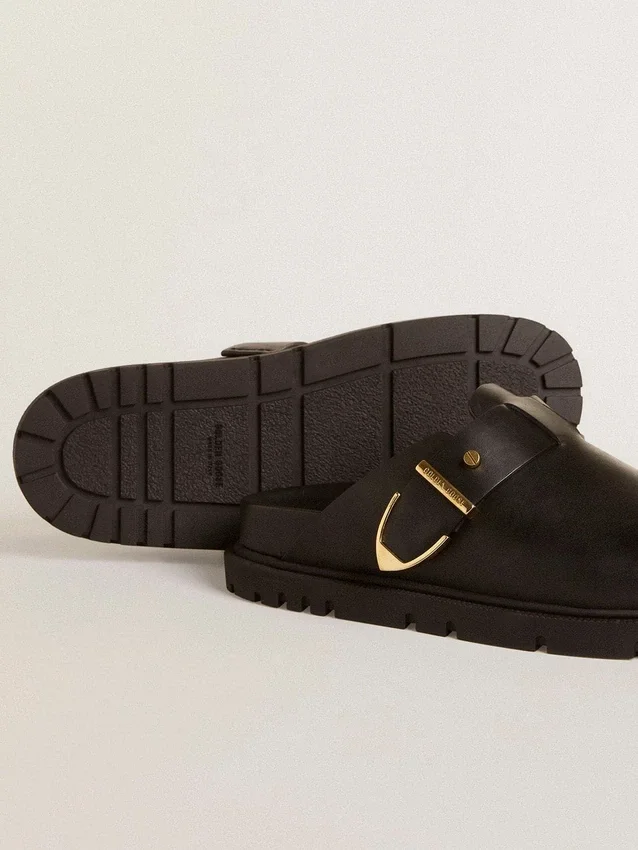 Zapatos Lucy para mujer en piel negra brillante con hebilla metálica dorada