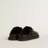 Zapatos Lucy para mujer en piel negra brillante con hebilla metálica dorada