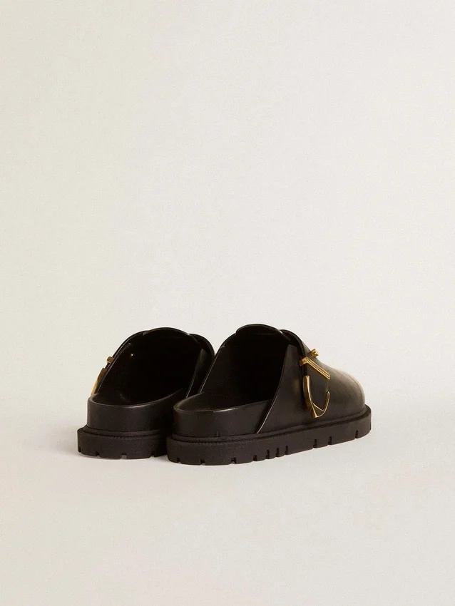 Zapatos Lucy para mujer en piel negra brillante con hebilla metálica dorada