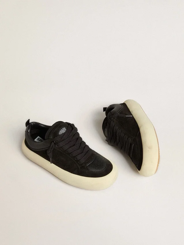 Zapatos Space-Star Cube para mujer en ante negro con estrella perforada