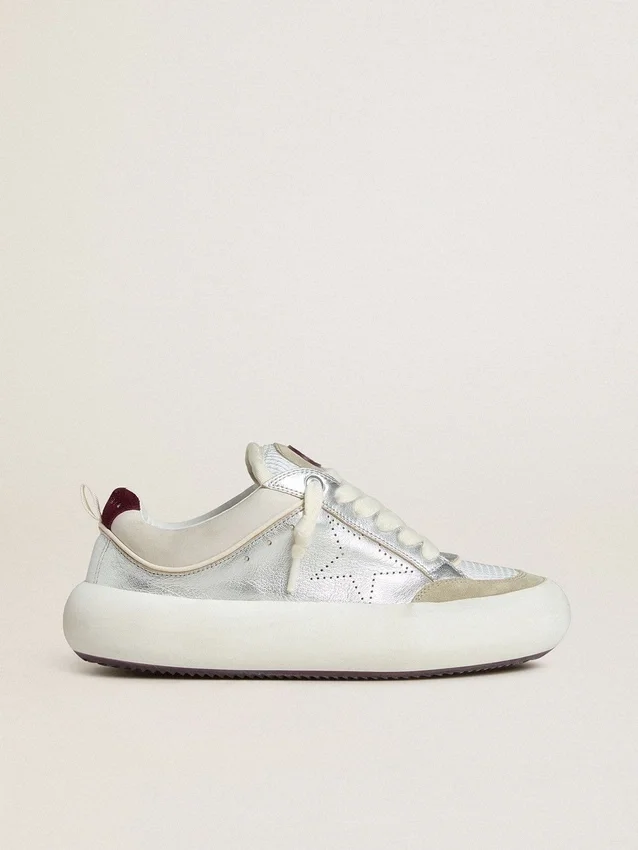 Zapatos Space-Star Cube para mujer en piel gris hielo y plateada con lengüeta del talón en color burdeos