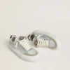 Zapatos Space-Star Cube para mujer en piel gris hielo y plateada con lengüeta del talón en color burdeos