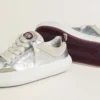 Zapatos Space-Star Cube para mujer en piel gris hielo y plateada con lengüeta del talón en color burdeos