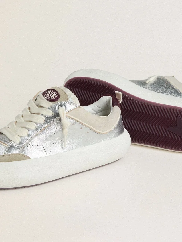 Zapatos Space-Star Cube para mujer en piel gris hielo y plateada con lengüeta del talón en color burdeos
