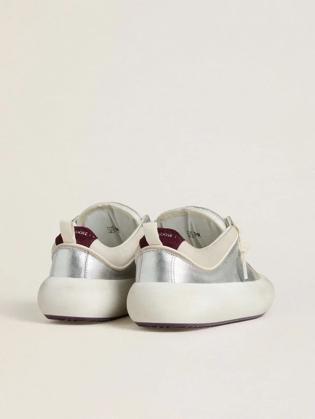 Zapatos Space-Star Cube para mujer en piel gris hielo y plateada con lengüeta del talón en color burdeos