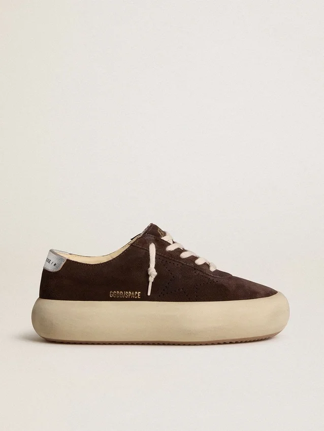 Zapatos Space-Star para hombre en ante marrón oscuro con lengüeta del talón plateada metalizada