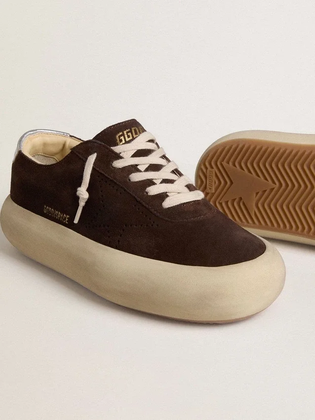 Zapatos Space-Star para hombre en ante marrón oscuro con lengüeta del talón plateada metalizada