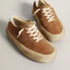 Zapatos Space-Star para mujer en ante color tabaco con estrella perforada