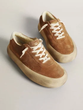Zapatos Space-Star para mujer en ante color tabaco con estrella perforada