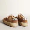 Zapatos Space-Star para mujer en ante color tabaco con estrella perforada