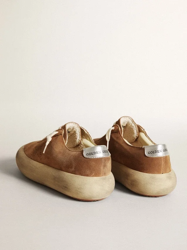 Zapatos Space-Star para mujer en ante color tabaco con estrella perforada