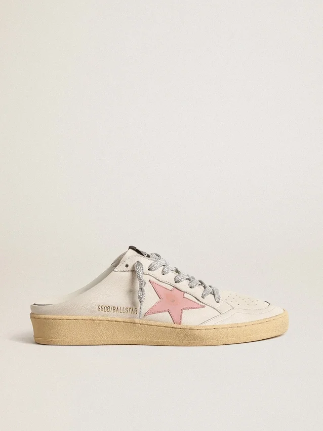 Zapatos tipo sabot Ball Star en napa blanca con una estrella de piel en tono rosa antiguo