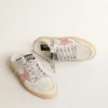 Zapatos tipo sabot Ball Star en napa blanca con una estrella de piel en tono rosa antiguo