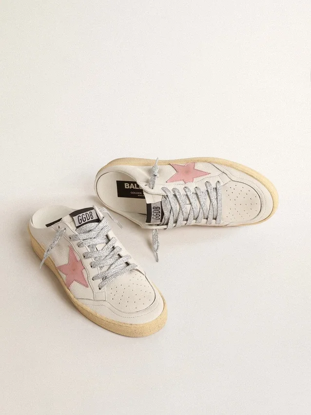 Zapatos tipo sabot Ball Star en napa blanca con una estrella de piel en tono rosa antiguo