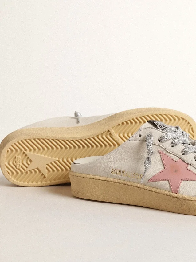 Zapatos tipo sabot Ball Star en napa blanca con una estrella de piel en tono rosa antiguo