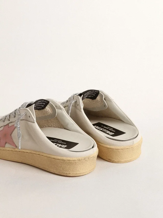 Zapatos tipo sabot Ball Star en napa blanca con una estrella de piel en tono rosa antiguo