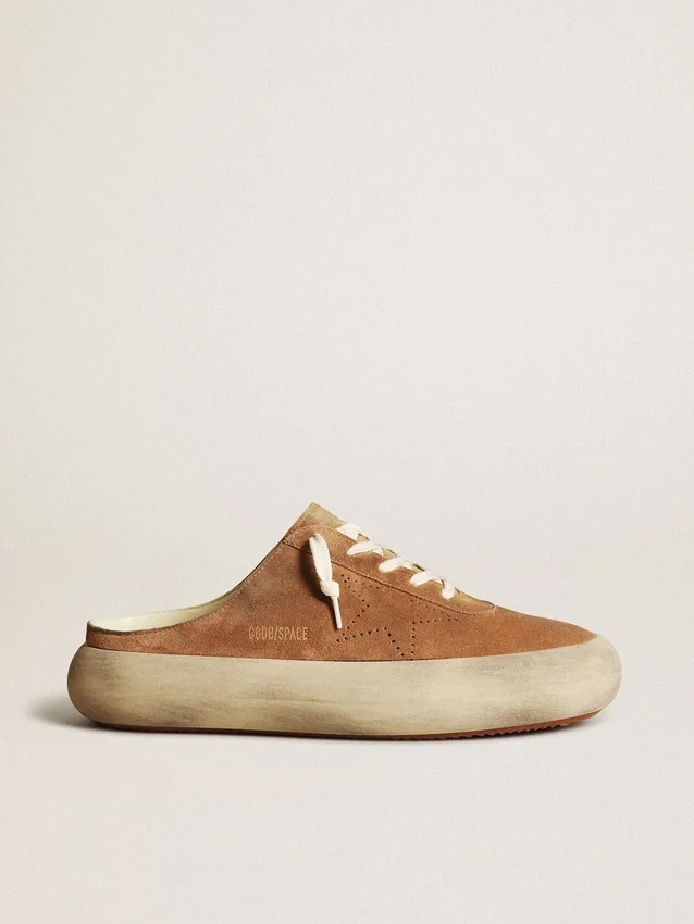 Zapatos tipo sabot Space-Star para hombre en ante color tabaco con estrella perforada