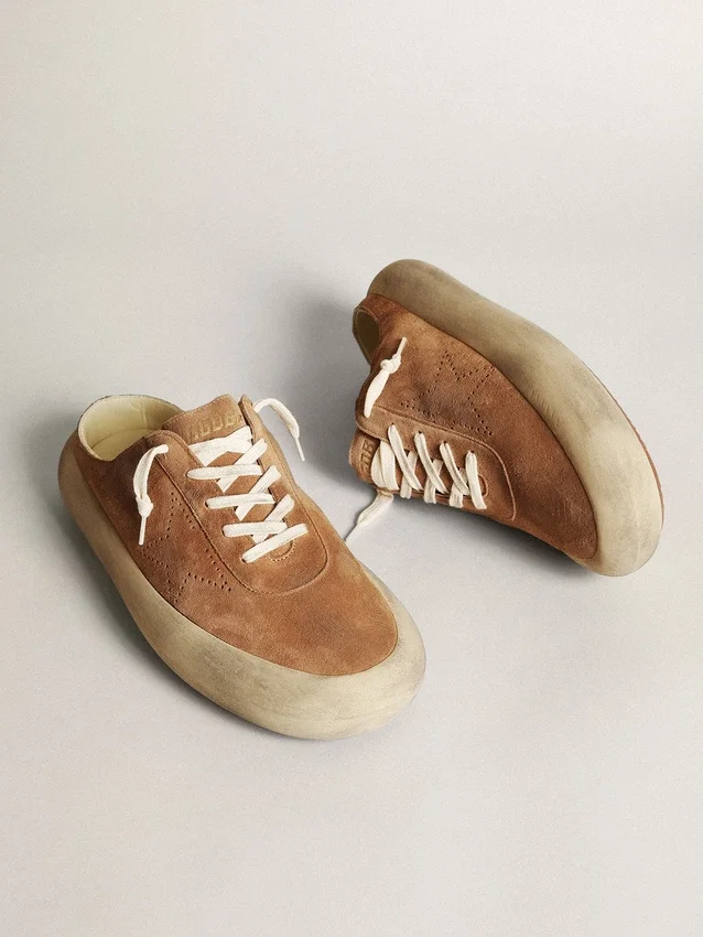 Zapatos tipo sabot Space-Star para hombre en ante color tabaco con estrella perforada