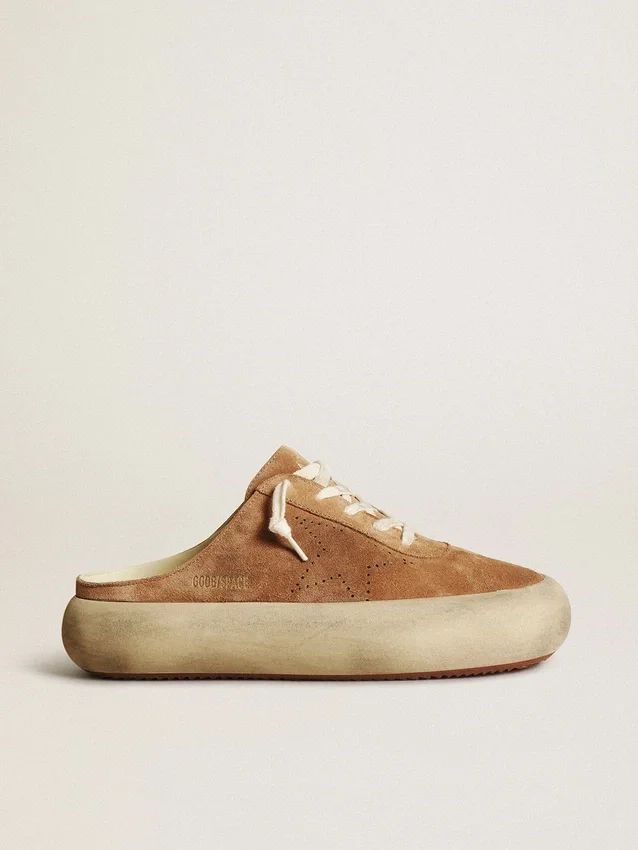 Zapatos tipo sabot Space-Star para mujer en ante color tabaco con estrella perforada