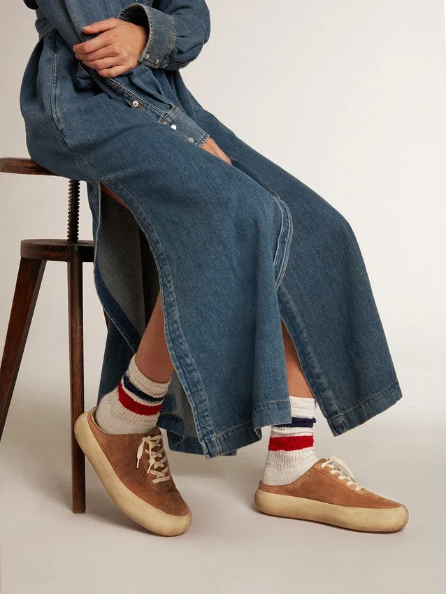 Zapatos tipo sabot Space-Star para mujer en ante color tabaco con estrella perforada