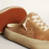 Zapatos tipo sabot Space-Star para mujer en ante color tabaco con estrella perforada