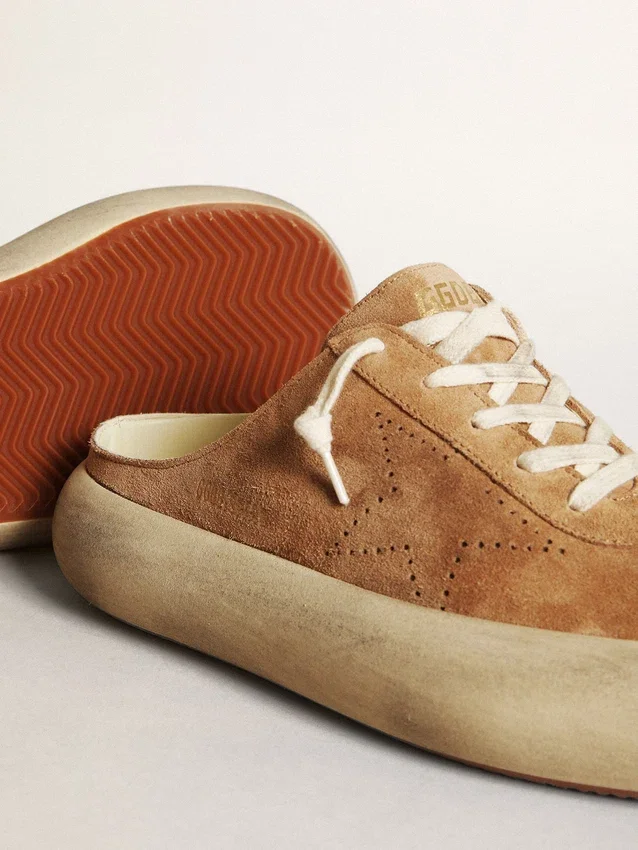 Zapatos tipo sabot Space-Star para mujer en ante color tabaco con estrella perforada